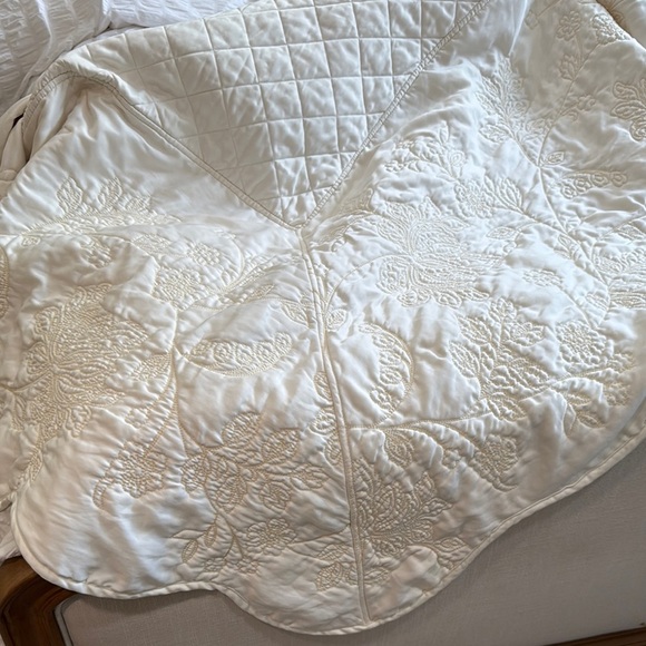Martha Stewart Queen Cream Quilted Embroidered Coverlet And 2 Matching Shams - Picture 12 of 13